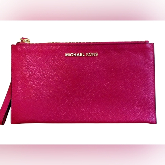 Michael Kors - NWOT- Large Pebbled Leather, Wristlet, Dust Bag, 6 Card Slots, - Picture 1 of 8